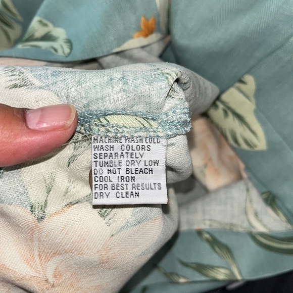 Tommy Bahama 100% SILK
Hawaiian Shirt Men's MEDIUM
Light green w/ Beige Flowers - Picture 9 of 10